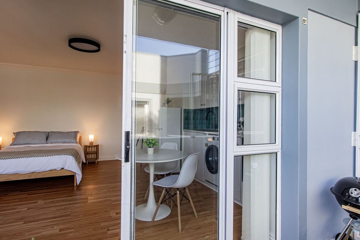 Stylish Apartment: Lock-Up-and-Go Living at Its Finest - Photo 5