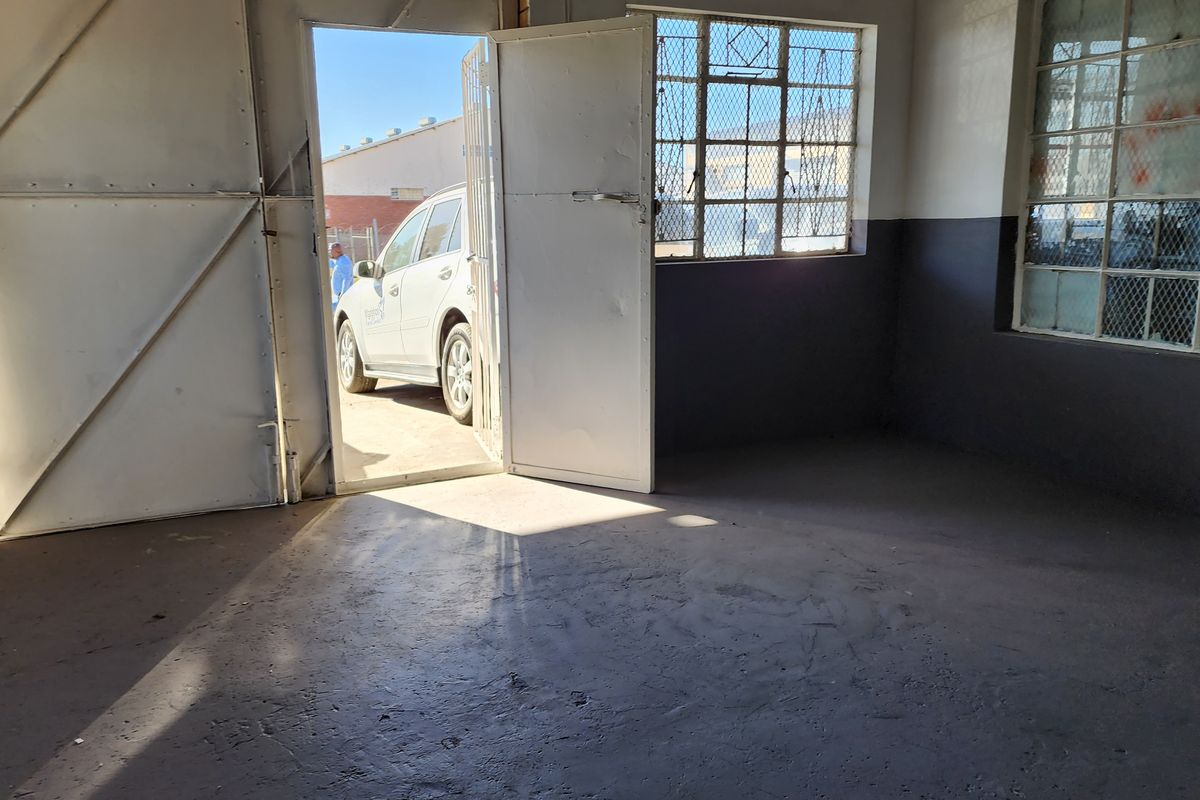 Small warehouse available in the industrial area - Photo 2