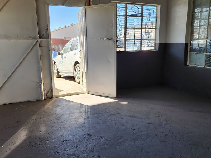 Small warehouse available in the industrial area - Photo 2