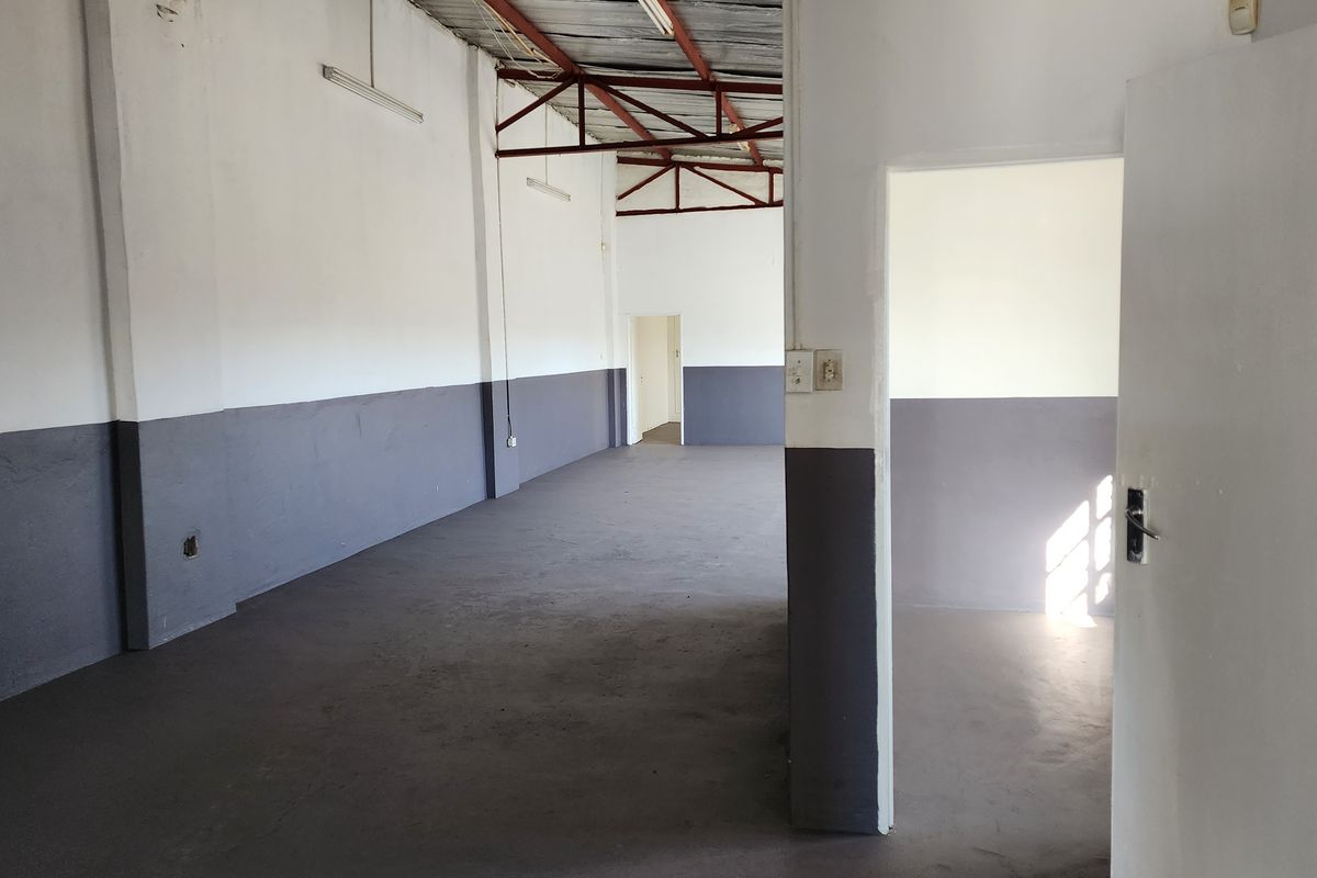 Small warehouse available in the industrial area - Photo 5