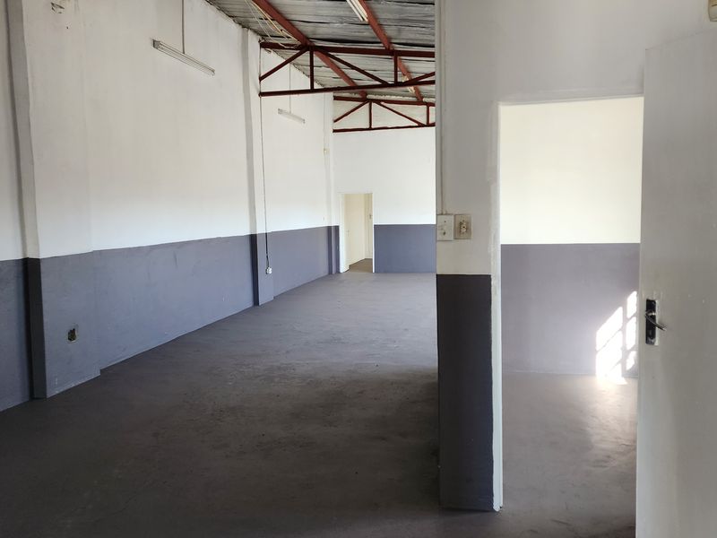 Small warehouse available in the industrial area - Photo 5