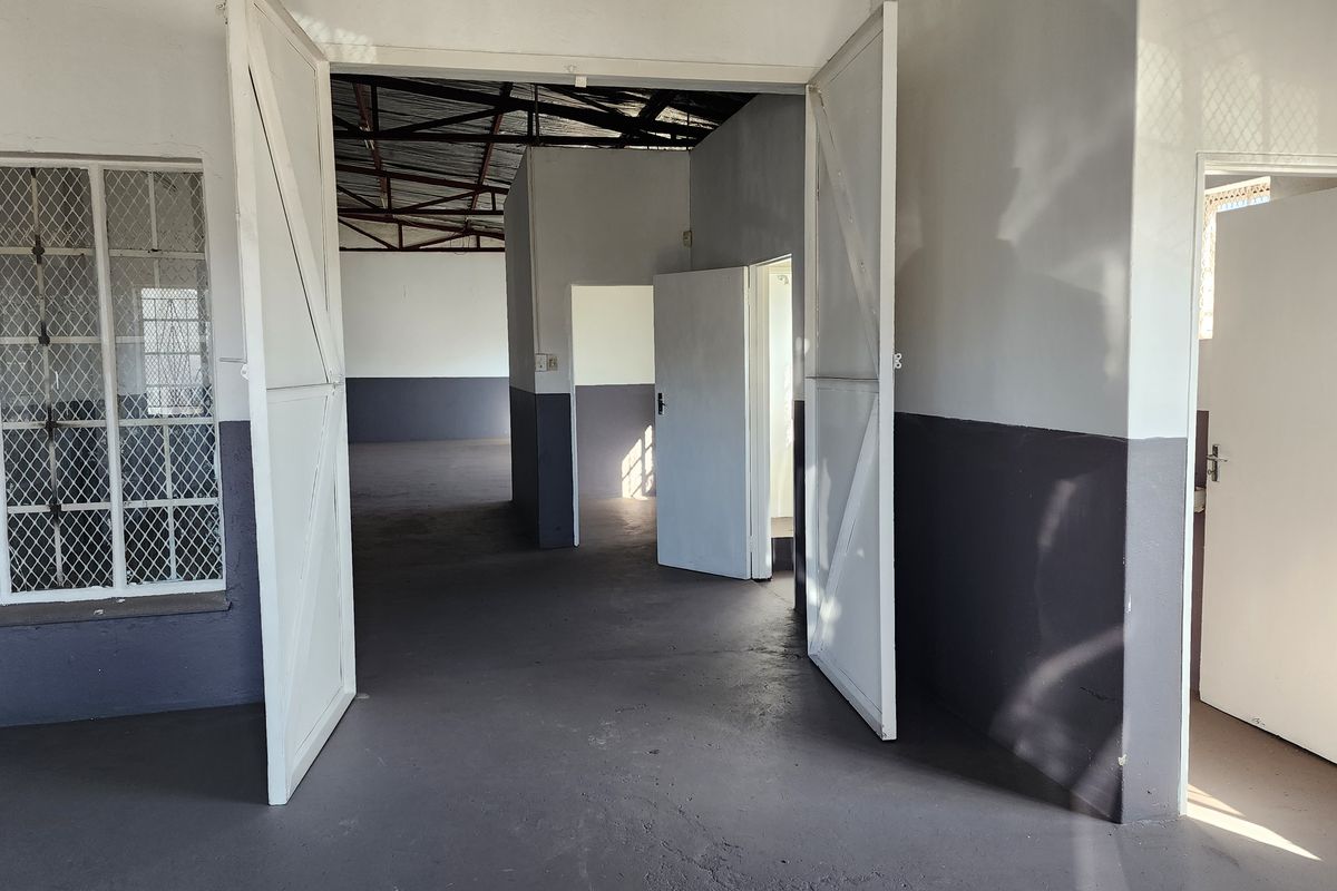 Small warehouse available in the industrial area - Photo 3