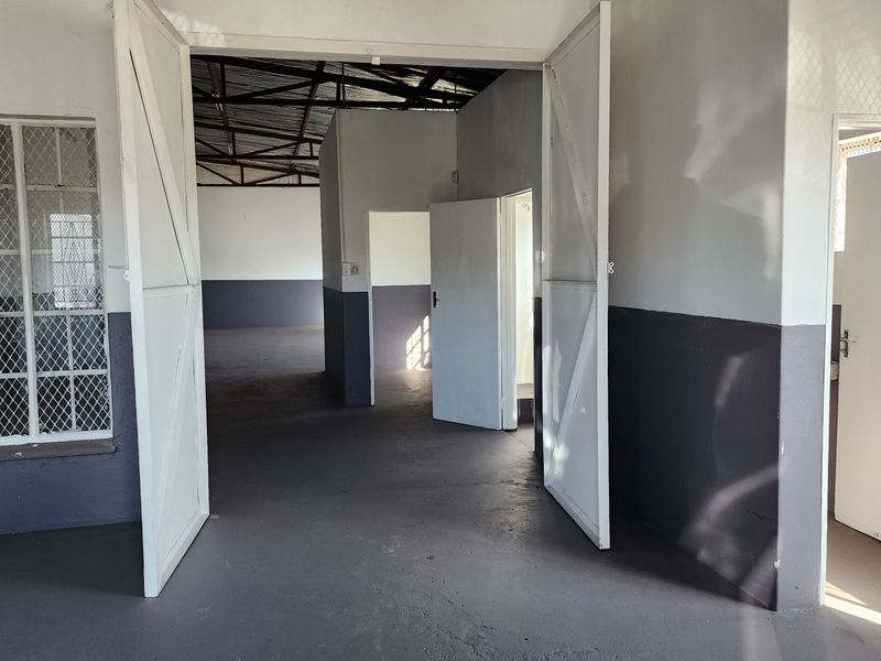 Small warehouse available in the industrial area - Photo 3