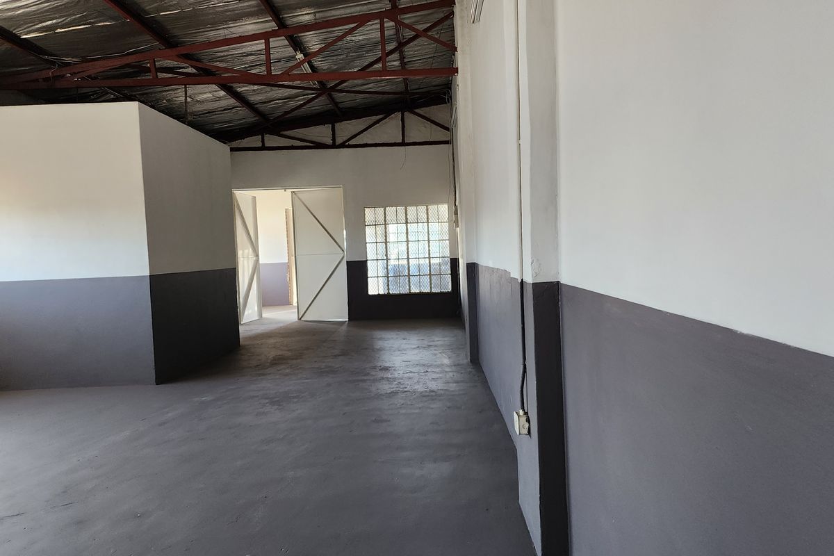 Small warehouse available in the industrial area - Photo 4