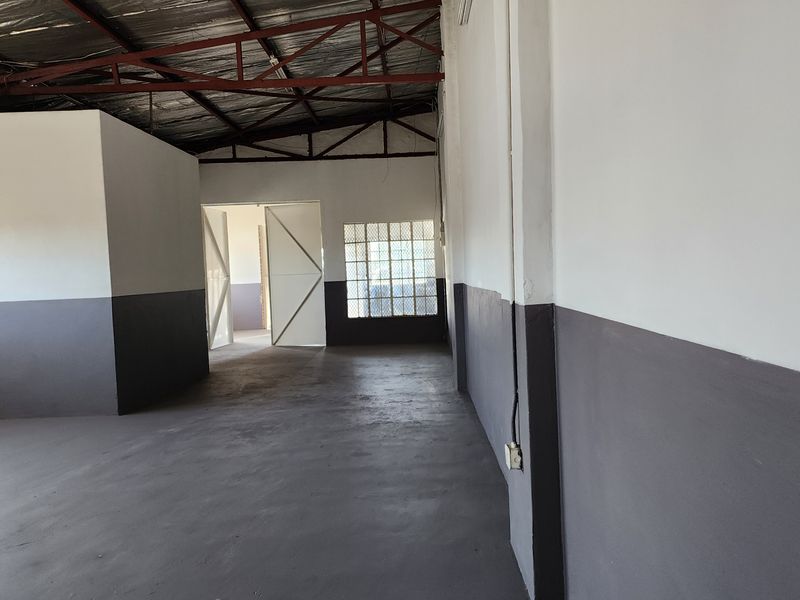 Small warehouse available in the industrial area - Photo 4