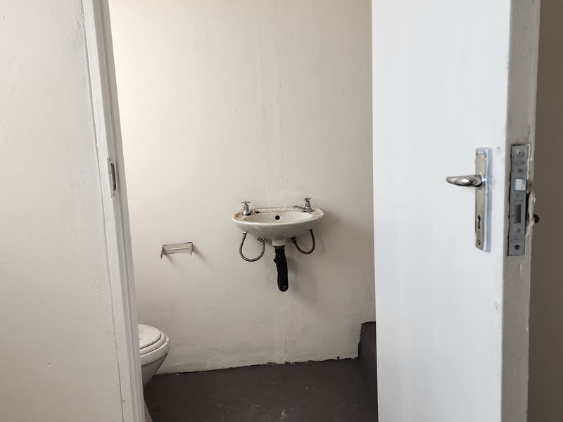 Small warehouse available in the industrial area - Photo 9