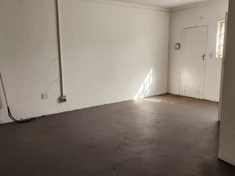 Small warehouse available in the industrial area - Photo 8