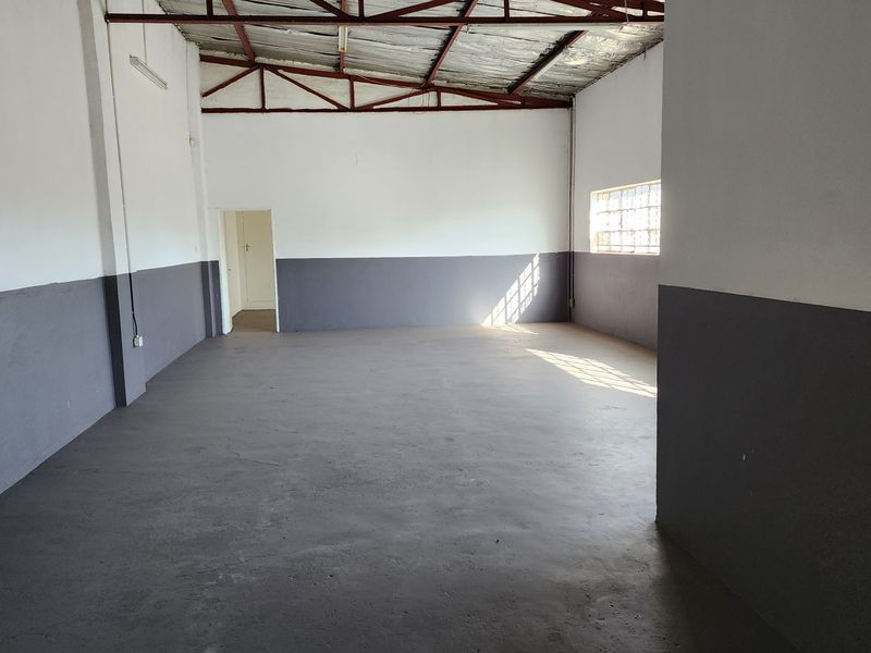 Small warehouse available in the industrial area - Photo 7