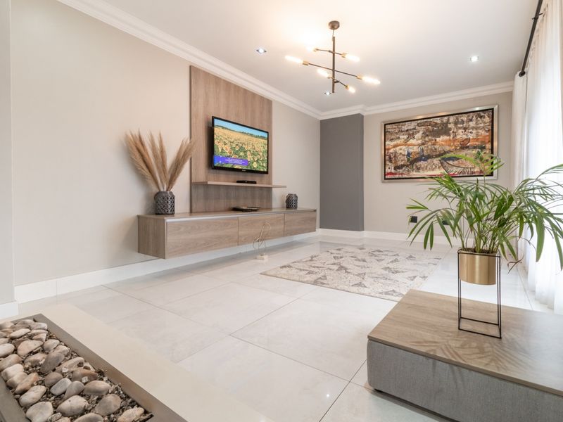 A Contemporary Masterpiece of Refined Living - Photo 10