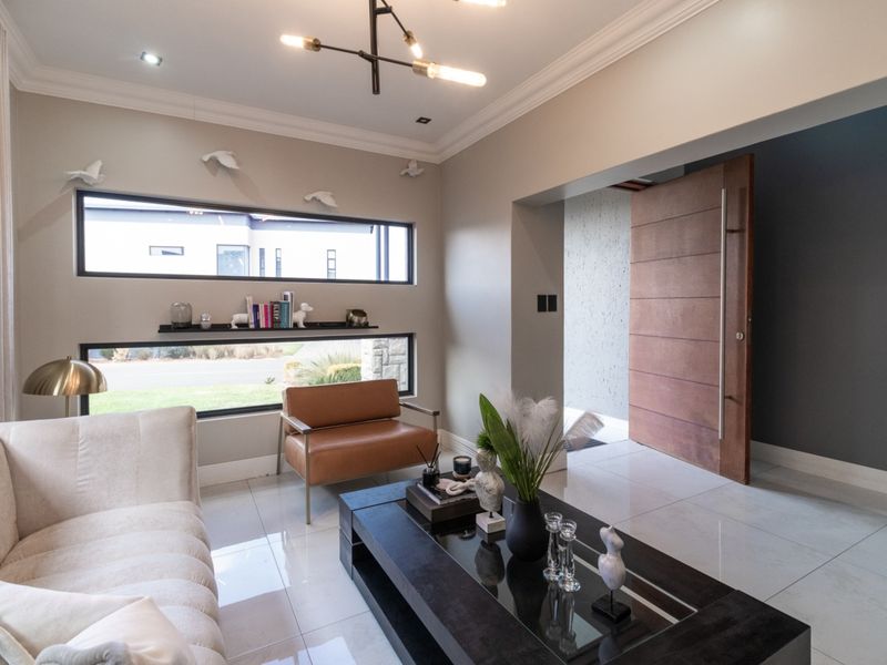 A Contemporary Masterpiece of Refined Living - Photo 9