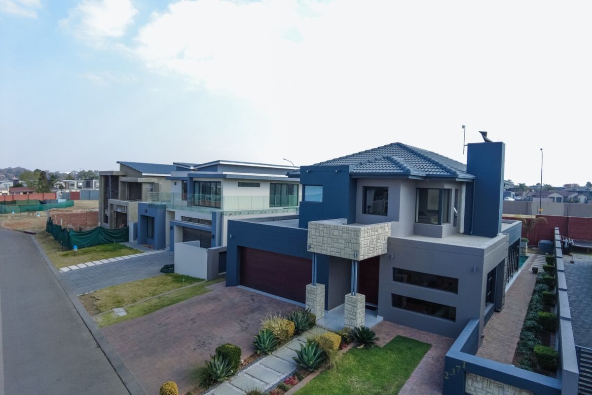 A Contemporary Masterpiece of Refined Living - Photo 4