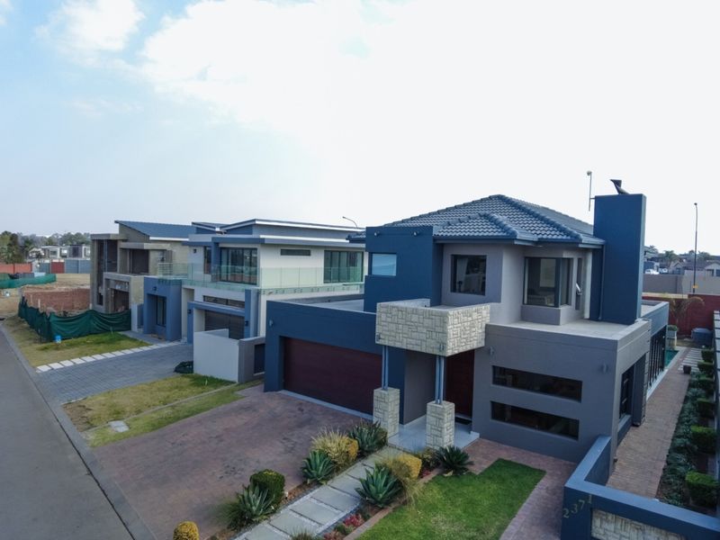 A Contemporary Masterpiece of Refined Living - Photo 4