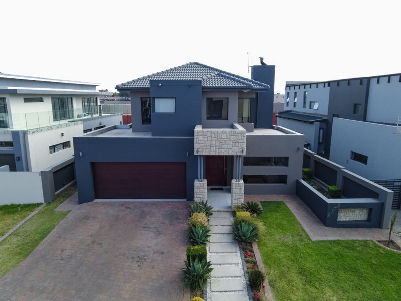 A Contemporary Masterpiece of Refined Living - Photo 5