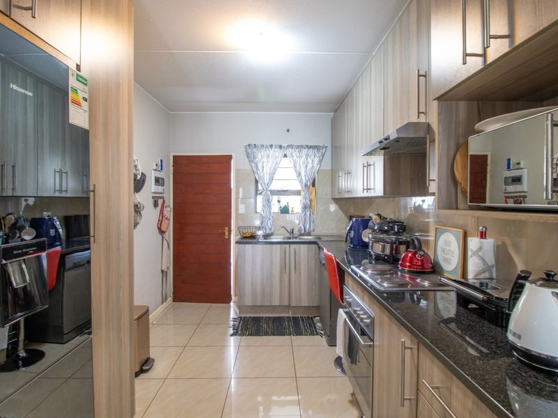 Charming Ground-Floor 2-Bedroom Apartment with Garden and Patio - Photo 4