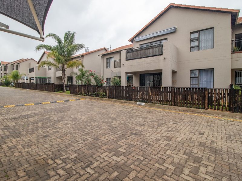 Charming Ground-Floor 2-Bedroom Apartment with Garden and Patio - Photo 2