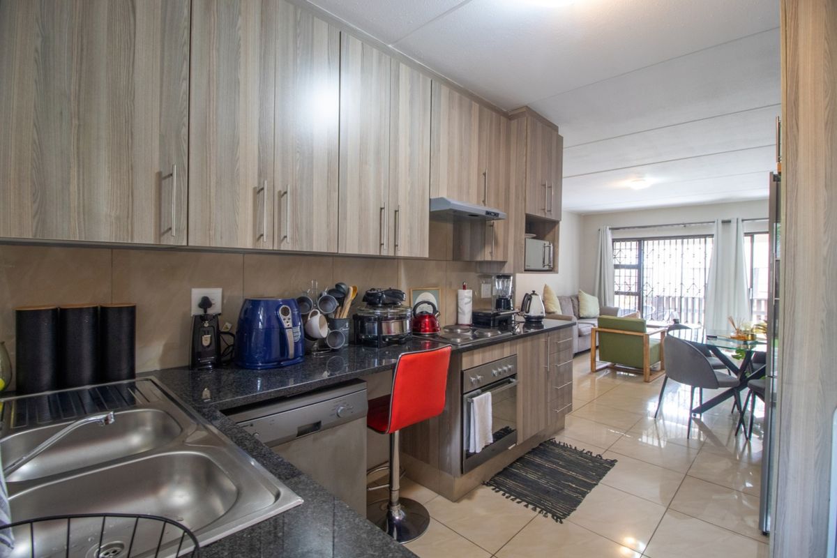 Charming Ground-Floor 2-Bedroom Apartment with Garden and Patio - Photo 3