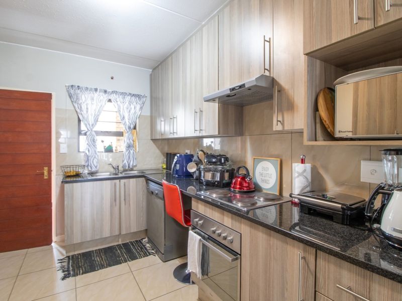 Charming Ground-Floor 2-Bedroom Apartment with Garden and Patio - Photo 5