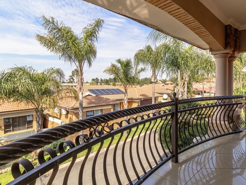 LUXURY 5-BEDROOM FAMILY HOME WITH SOLAR PLUS FULL ENTERTAINMENT ROOM - Photo 3