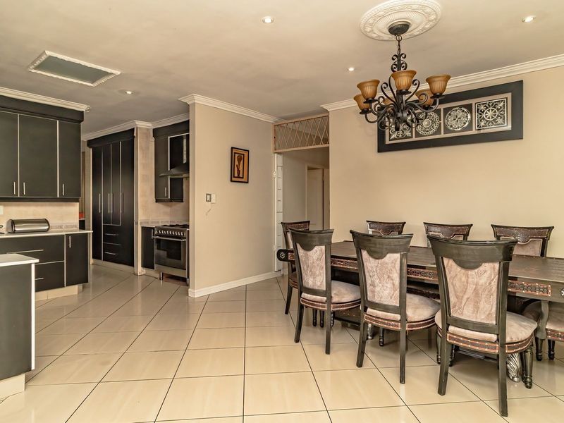 LUXURY 5-BEDROOM FAMILY HOME WITH SOLAR PLUS FULL ENTERTAINMENT ROOM - Photo 10