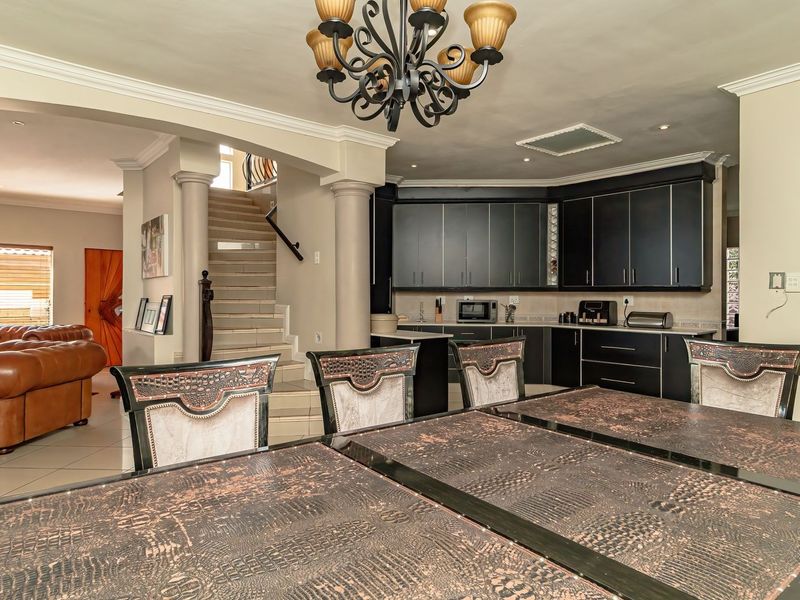 LUXURY 5-BEDROOM FAMILY HOME WITH SOLAR PLUS FULL ENTERTAINMENT ROOM - Photo 9