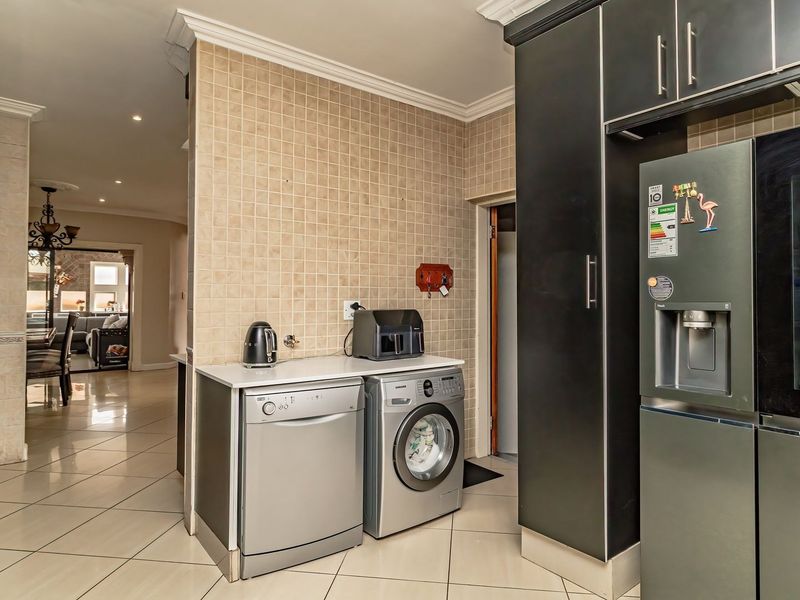 LUXURY 5-BEDROOM FAMILY HOME WITH SOLAR PLUS FULL ENTERTAINMENT ROOM - Photo 8