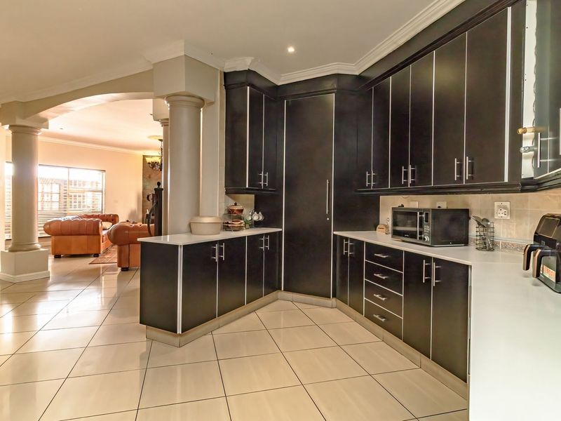 LUXURY 5-BEDROOM FAMILY HOME WITH SOLAR PLUS FULL ENTERTAINMENT ROOM - Photo 6