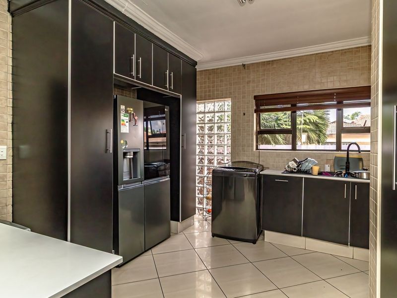 LUXURY 5-BEDROOM FAMILY HOME WITH SOLAR PLUS FULL ENTERTAINMENT ROOM - Photo 7
