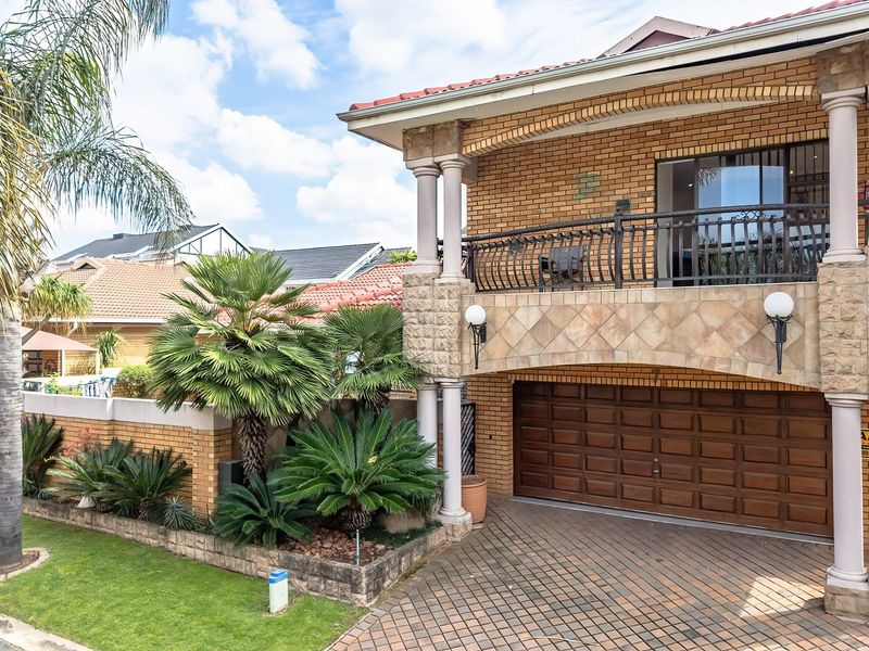LUXURY 5-BEDROOM FAMILY HOME WITH SOLAR PLUS FULL ENTERTAINMENT ROOM - Photo 2