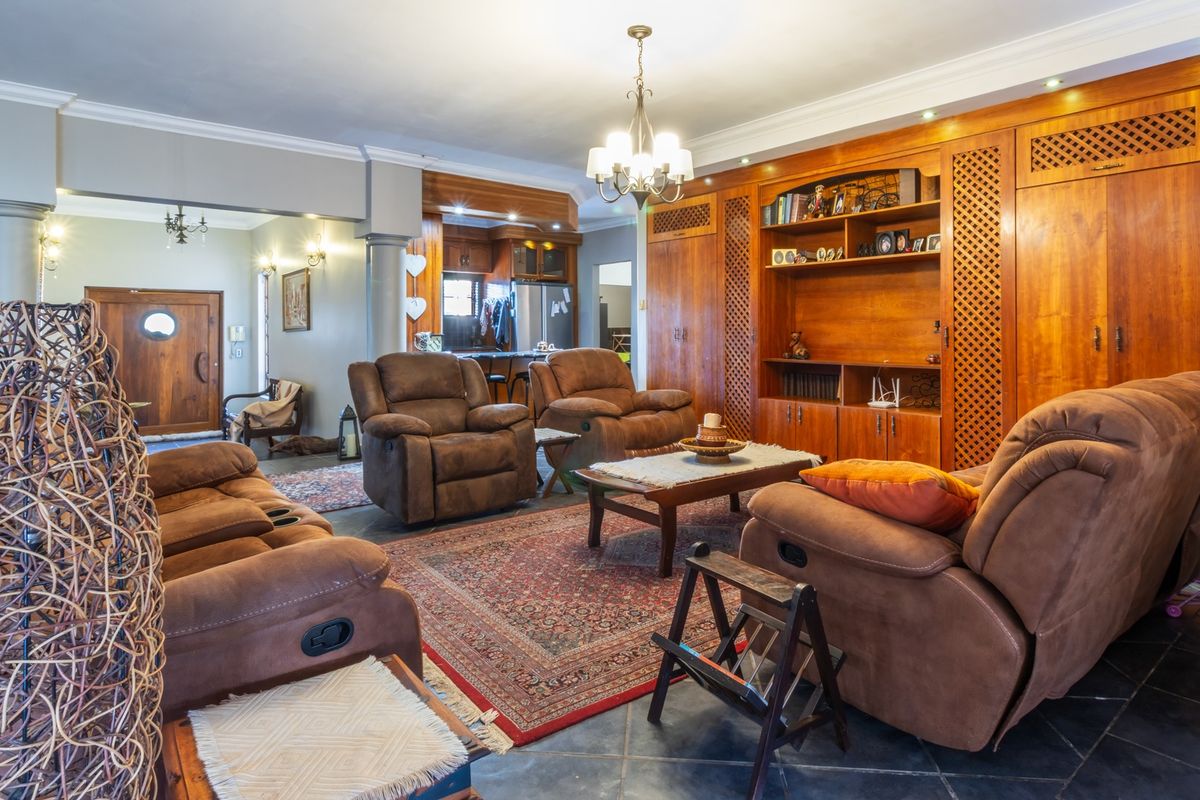 The Entertainer’s Dream Home For Sale in Malelane! - Photo 3