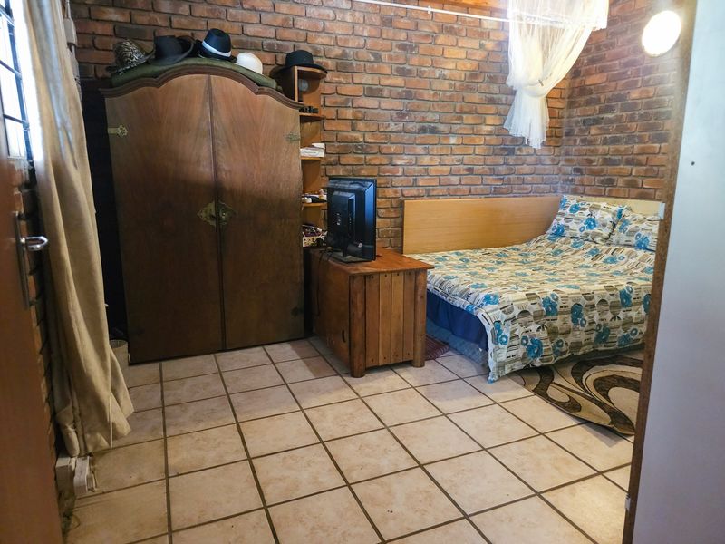 Spacious 3-Bedroom Home with Loft and Flatlet For Sale in Marloth Park! - Photo 8