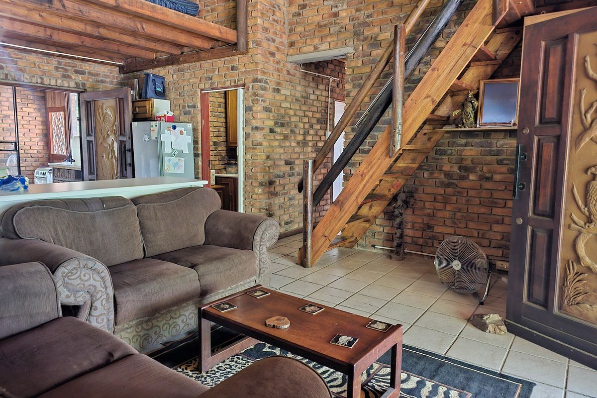 Spacious 3-Bedroom Home with Loft and Flatlet For Sale in Marloth Park! - Photo 4
