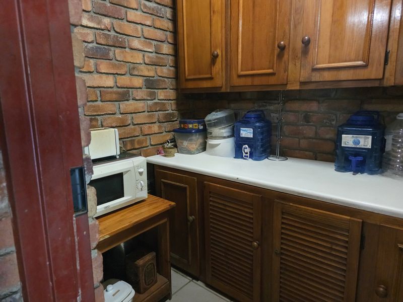 Spacious 3-Bedroom Home with Loft and Flatlet For Sale in Marloth Park! - Photo 7