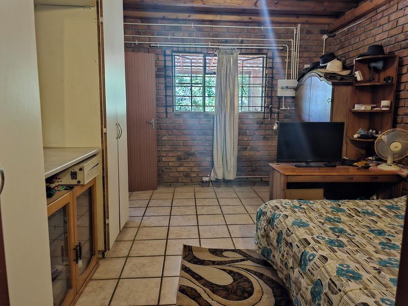 Spacious 3-Bedroom Home with Loft and Flatlet For Sale in Marloth Park! - Photo 9