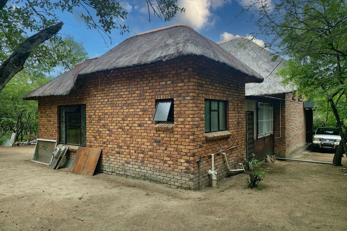 Spacious 3-Bedroom Home with Loft and Flatlet For Sale in Marloth Park! - Photo 2