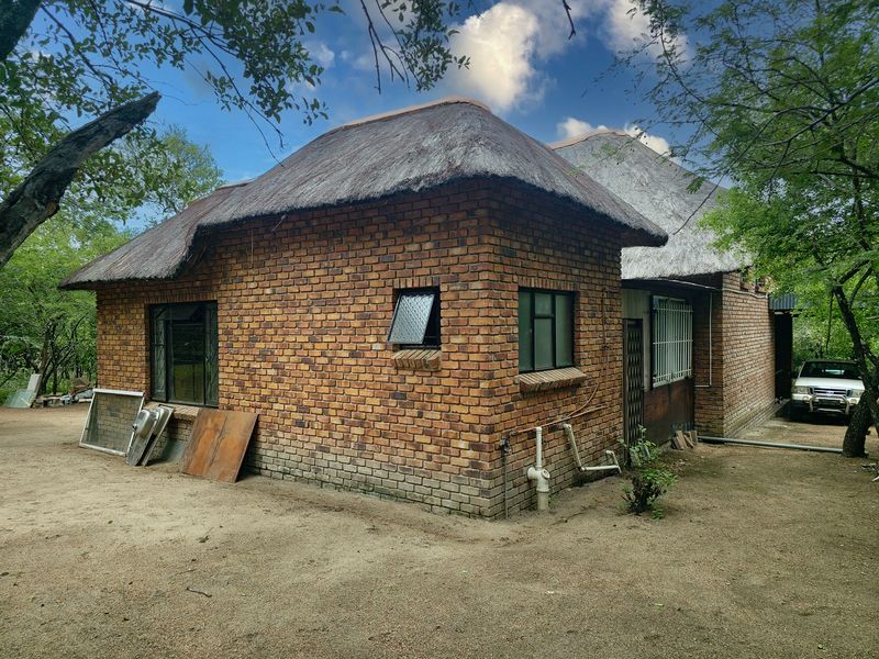 Spacious 3-Bedroom Home with Loft and Flatlet For Sale in Marloth Park! - Photo 2