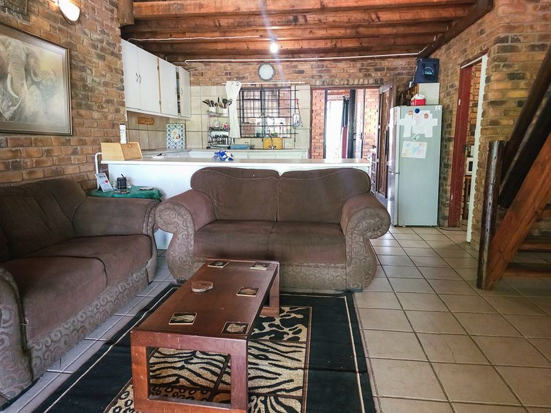 Spacious 3-Bedroom Home with Loft and Flatlet For Sale in Marloth Park! - Photo 3
