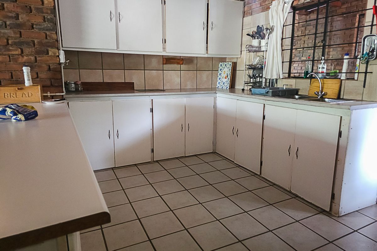 Spacious 3-Bedroom Home with Loft and Flatlet For Sale in Marloth Park! - Photo 5