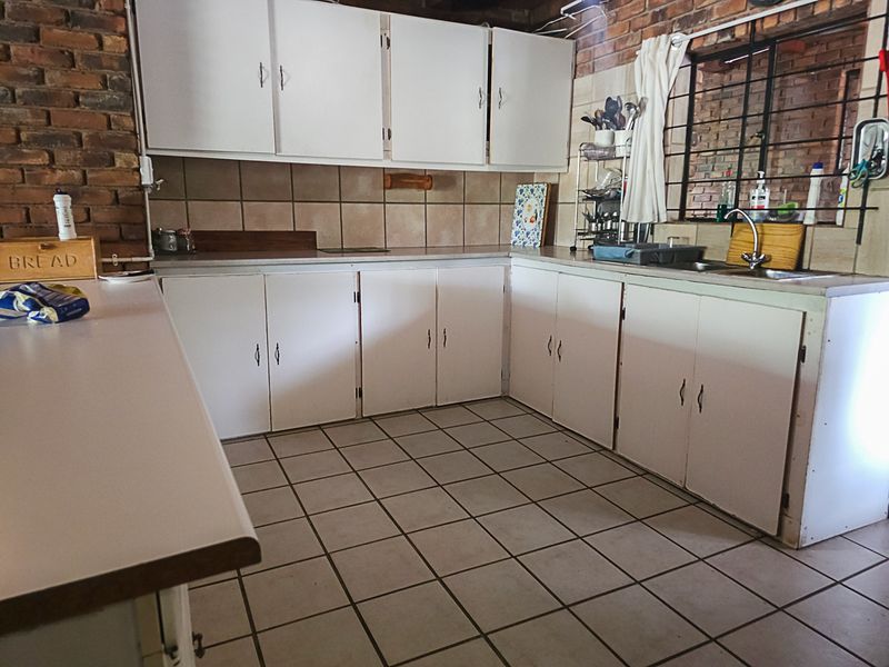 Spacious 3-Bedroom Home with Loft and Flatlet For Sale in Marloth Park! - Photo 5