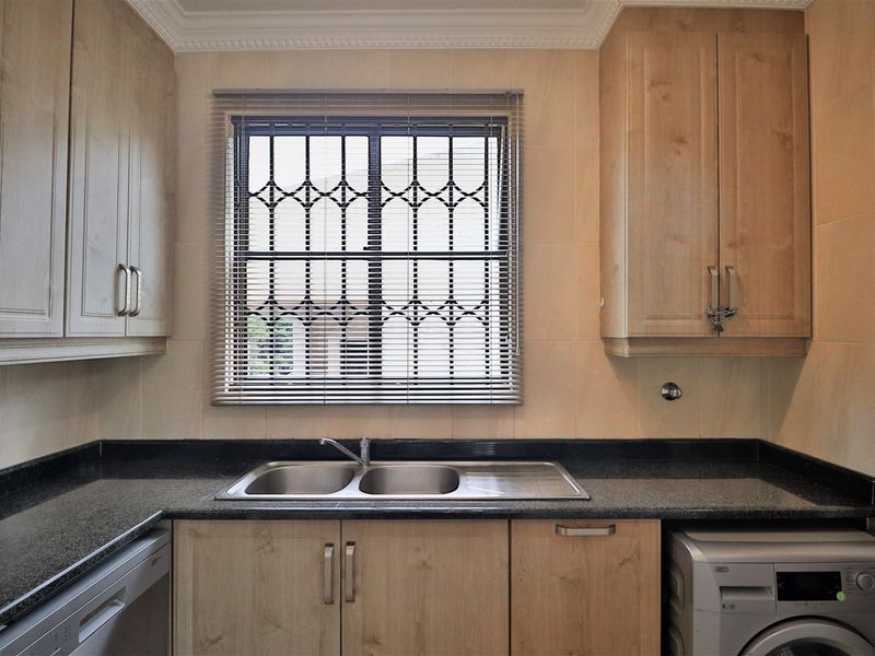 Luxurious home basically on the beach - Photo 9