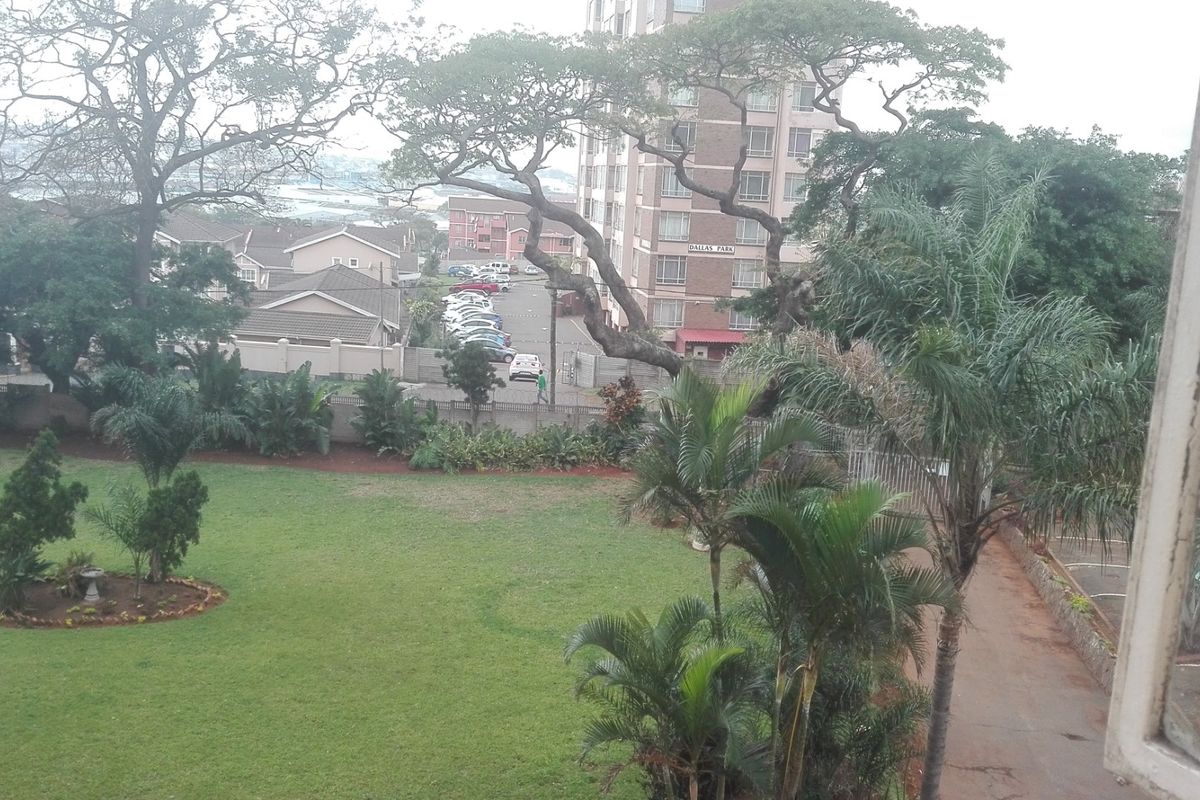 Lovely 2  Bed Flat,Montclair - Photo 2