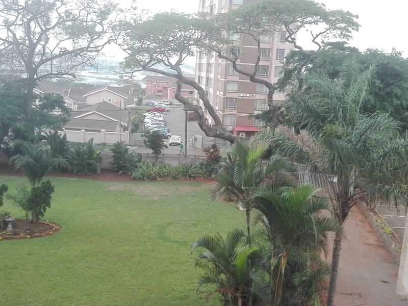 Lovely 2  Bed Flat,Montclair - Photo 2