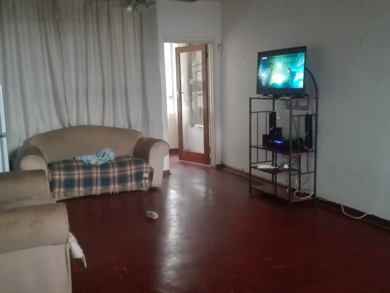 Lovely 2  Bed Flat,Montclair - Photo 9