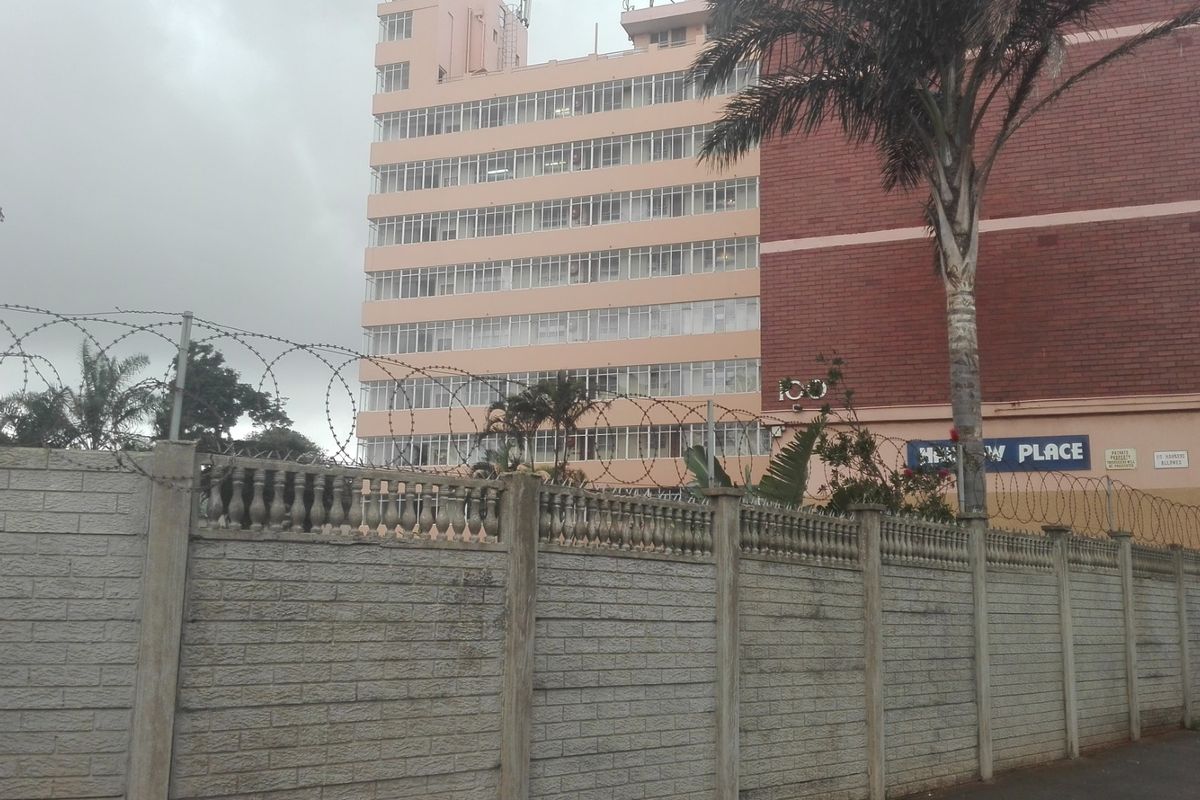 Lovely 2  Bed Flat,Montclair - Photo 3