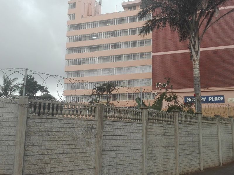 Lovely 2  Bed Flat,Montclair - Photo 3