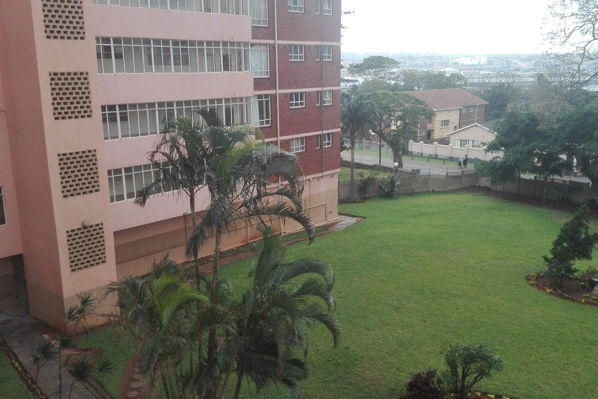 Lovely 2  Bed Flat,Montclair - Photo 4