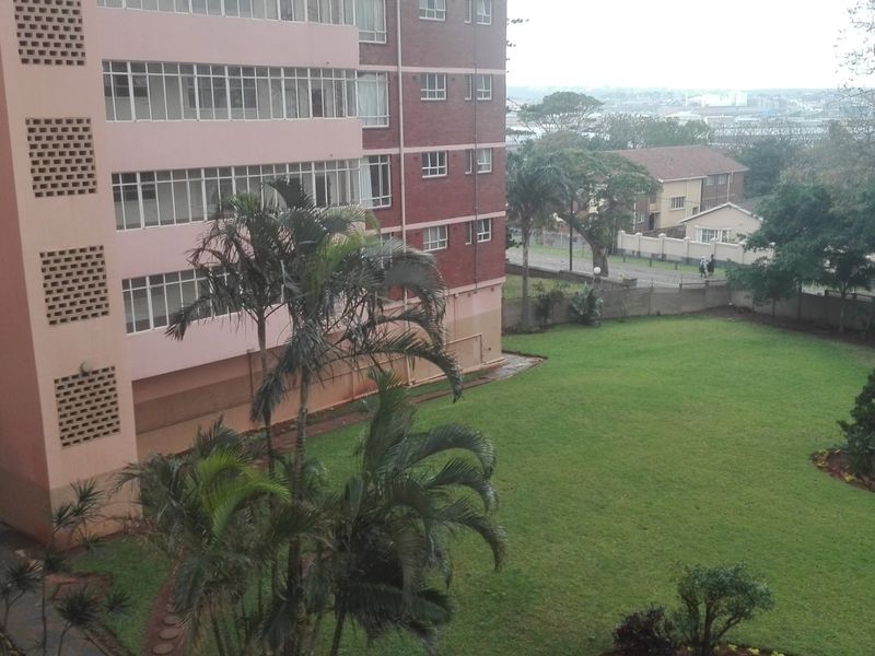 Lovely 2  Bed Flat,Montclair - Photo 4