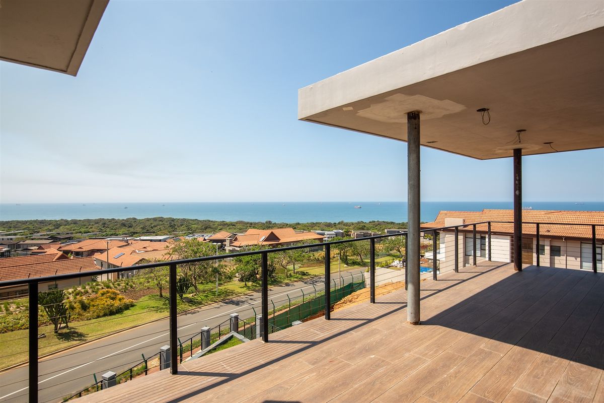 Newly built home with breathtaking views - Photo 2