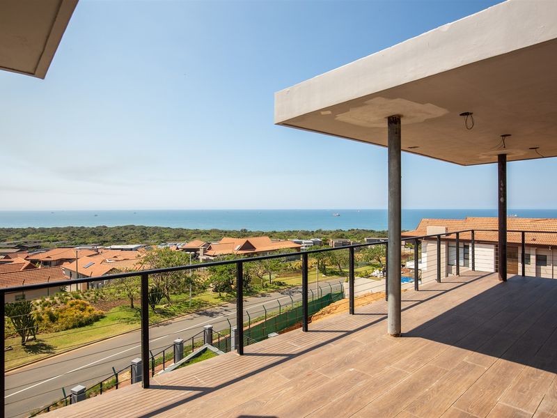 Newly built home with breathtaking views - Photo 2