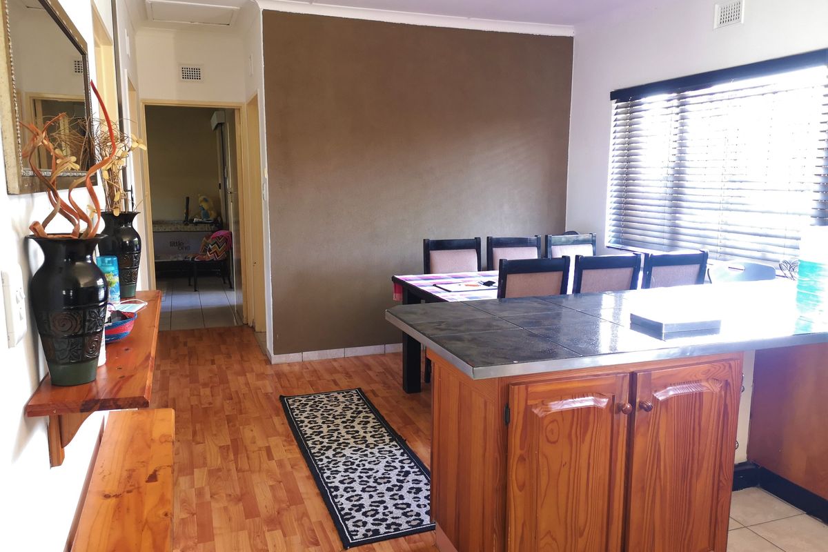 Neat Family Home To Rent - Photo 2