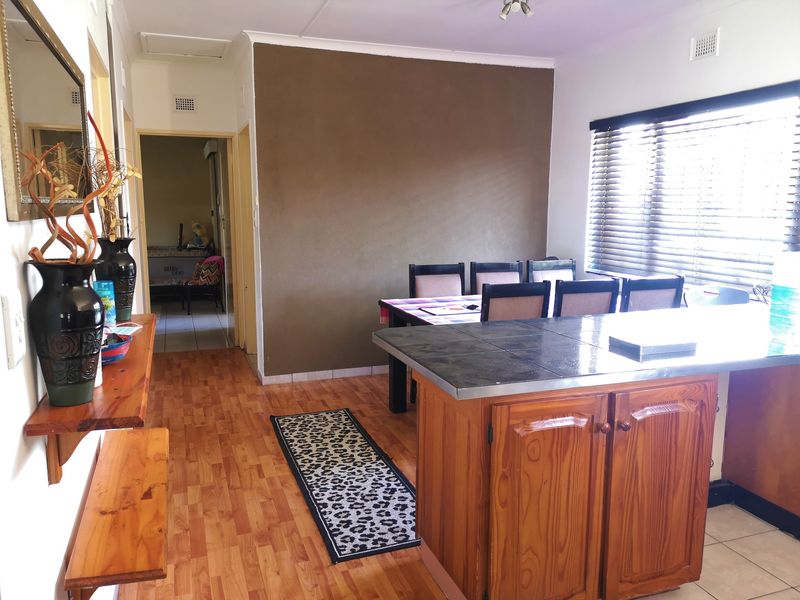 Neat Family Home To Rent - Photo 2